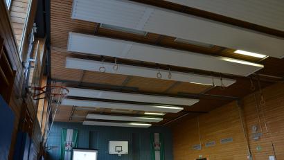 Bild: fjo
Ein Sicherheitsnetz wird für die Decken-Heizkörper und die Tragekonstruktion in der Schulturnhalle notwendig. Bis es soweit ist, muss die Marktgemeinde ein offizielles Verbot für Ballspiele erlassen.