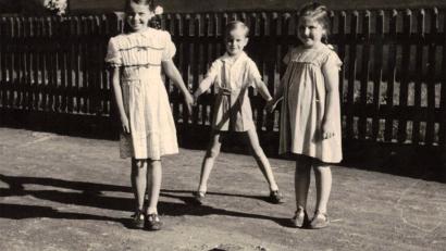 Bild: Archiv hka
Helga Kamm ist Freie Mitarbeiterin von Oberpfalz-Medien, sie lebt heute in Hahnbach. Aufgewachsen jedoch ist Kamm (Mitte) in Rosenberg, als Kind fand sie 1946 in Hanne und Uli aus Schlesien Spielkameradinnen, die ihr ans Herz gewachsen sind.