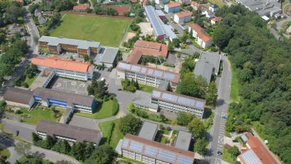 Luftbild: Michael Ascherl
Auf dem Neustädter Schulhügel stehen in den nächsten Jahren jede Menge Erweiterungen, Um- und Neubauten an. Ob sie der Landkreis wie geplant angehen kann, hängt davon ab, ob bei Ukrainekrieg, Coronapandemie und Baukostenexplosion mal ein Ende abzusehen ist.