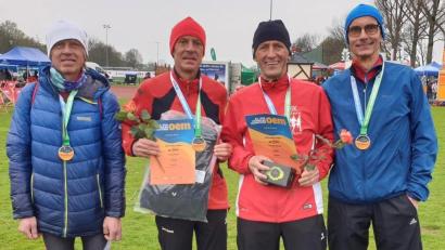 Bild: TB Weiden
Beim Oberlbe-Marathon erreichten die Weidener Läufer (von links) Peter Fischer, Georg Koller, Georg Artmann und Jürgen Steinsdörfer sehr gute Platzierungen.