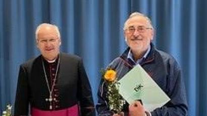 Bild: Stefan Badura/exb
Bischof Rudolf Voderholzer (links) zeichnet Josef Haller aus Ammerthal aus.