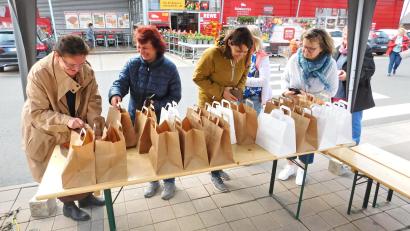 Bild: hai
Knapp 3000 Euro nahmen Martina Fischer (links), Milana Lisnychenko, Isolde Veigl und Gabi Dennerlein durch den Verkauf von Kuchen sowie durch weitere Spenden ein.
