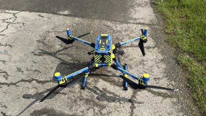 Bild: Polizeiinspektion Schwandorf/exb
Mit einem Multicopter der Bayerischen Grenzpolizei wurden im Raum Schwandorf relevante Gewässer abgesucht.
