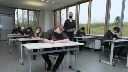 Bild: Stiftland-Gymnasium/Picasa
Letzte Einweisungen sind abgeschlossen, jetzt wird es ernst: Ab Mittwoch laufen auch am Stiftland-Gymnasium Tirschenreuth die Abiturprüfungen. Das Bild zeigt Oberstufenkoordinator Andreas Staufer mit einem Teil der 77 Kandidaten.