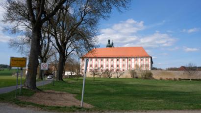 Bild: do
Zu einer beispielhaft blühenden Keimzelle des Klosterdorfes soll die zirka 5.000 Quadratmeter große Wiesenfläche vor den Klostermauern werden.