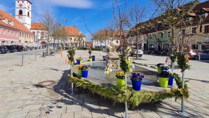 Bild: Stadtmarketing Tirschenreuth/exb
Die Osterbrunnen in der Kreisstadt sind noch bis Montag dekoriert. Um den Karpfenbrunnen am oberen Marktplatz hat sich die Gärtnerei Schröpf gekümmert.