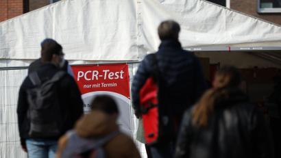 Bild: Christian Charisius/dpa
Teststation für Corona-Schnelltests am Holstentor in Lübeck.