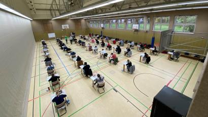 Archivbild: Christian Weiß-Mayer
Im Jahr 2021 mussten die Abiturientinnen und Abiturienten (hier am Erasmus-Gymnasium) noch Masken während der Prüfung tragen. Auch diese Pflicht fällt in diesem Jahr weg.