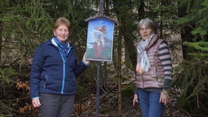 Bild: mmj
Nicht mehr erkennbar war dieses Bild, das die heiligste Dreifaltigkeit darstellt. Der OWV – im Bild Vorsitzende Lisbeth Balk (links) und Betty Wirnshofer – kümmerte sich um die Restaurierung, die eine einheimische Hobbykünstlerin kostenlos bewerkstelligte.