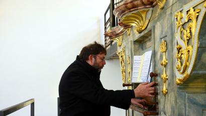Bild: gac
Kirchenmusikdirektor Gerd Hennecke spielt auf der instandgesetzten historischen Hößler-Orgel, die an ihrem neuen Standort optisch und klanglich viel besser zur Geltung kommt.