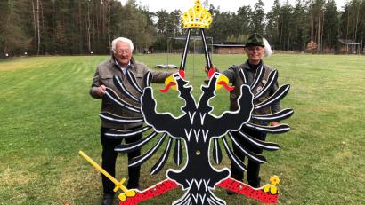 Bild: mis
Erster Gildenmeister Hans-Erich Jenke (rechts) und das langjährige Mitglied Herbert Herbst (links) präsentieren das Zielobjekt des Saison-Eröffnungsschießens. Wer dem Adler aus Holz die meiste Substanz abschießt, gewinnt.