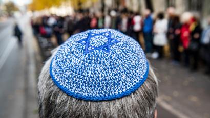 Bild: Paul Zinken/dpa
Bayernweit gab es im Jahr 2021 rund 80 Prozent mehr antisemitische Vorfälle als noch im Vorjahr. Auch die Oberpfälzer Zahlen steigen leicht. Das hat unter anderem mit den Corona-Protesten zu tun.