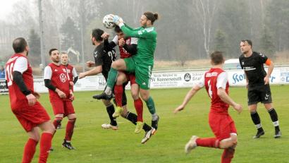 Bild: heh
Fabian Scharnagl (grünes Trikot), Torwart des TSV Konnersreuth, hat in dieser Szene gegen die SG Schwarzenbach/Förbau alles im Griff. Im Gegensatz zum gesamten TSV-Team, das derzeit auf Formsuche ist.