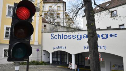 Bild: Petra Hartl
Die Ausfahrt (linke Spur) der Sulzbach-Rosenberger Tiefgarage ist momentan gesperrt, ab 9. Mai gilt Gleiches für die Einfahrt. Eine Baustellenampel regelt so lange den Verkehr.