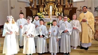Bild: Andrea Apfelbacher/exb
Pfarrer Benny Joseph zelebriert die Erstkommuniongottesdienste in Freihung und Großschönbrunn.