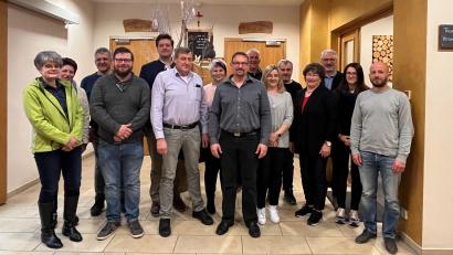 Bild: Markus Greiner/exb
An der Spitze der neu gewählten Vorstandschaft steht weiterhin Markus Greiner (Mitte) .