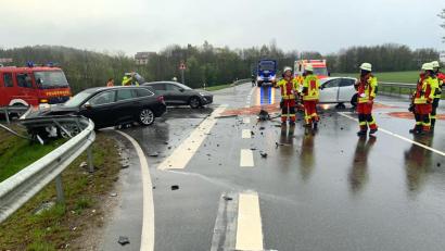 Bild: Kreisbrandinspektion Cham
Bei einem frontalen Zusammenprall auf der B22 bei Cham verletzten sich die beiden beteiligten Fahrer zum Teil schwer.