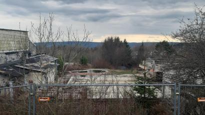 Bild: gis
Zehn Jahre lang gehörte die Brandruine des ehemaligen Kristallbades zum Erscheinungsbild der Gemeinde Fichtelberg. Jetzt soll auf dem Areal ein Hotel mit Gesundheits- und Wellnessbereich entstehen.
