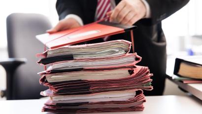 Bild: Christian Charisius/dpa/Symbolbild
Die Strafakte eines 65-jährigen Ambergers zählt mittlerweile 35 Vorstrafen. Um einen Gefängnisaufenthalt kommt er damit nicht mehr herum.