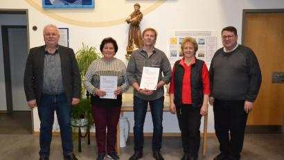 Bild: gi
Pfarrer Udo Klösel (rechts) und Diakon Herbert Sturm (links) sowie Pfarrgemeinderats-Sprecherin Elisabeth Völkl (Zweite von rechts) verabschiedeten die langjährigen Pfarrgemeinderäte Hildegard Balk und Jürgen Steiner mit Dankurkunden.