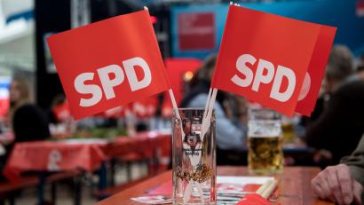 Symbolbild: Sven Hoppe/dpa
Wer soll die SPD-Fahne bei der Landtagswahl 2023 als Stimmkreiskandidat hoch halten? Die Weidener Genossen halten sich in dieser Frage noch bedeckt.