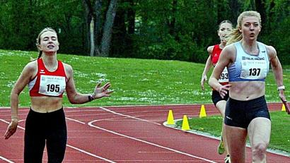 Bild: R. Kreuzer
Lea Kreuzer (links) schob sich mit ihrer 300-Meter-Zeit in Regensburg auf Platz drei der deutschen Bestenliste vor.