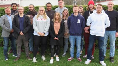 Bild: adj
Der neu gewählte Vorsitzende des Haisl Altenstadt, Lukas Spiesmacher (Zweiter von rechts) mit seiner Führungsriege Bürgermeister Dominik Baschnagel (links) und Fördervereinsvorsitzender Jens Simon (rechts) gratulieren.