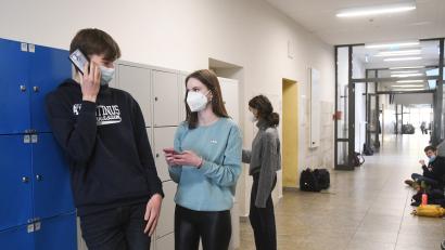 Bild: Gabi Schönberger
Schülerinnen und Schüler auf den weiterführenden Schulen werden ab kommendem Schuljahr wohl ihre Handys auch außerhalb des Unterrichts nutzen dürfen.