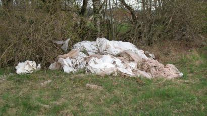 Bild: bkr
Schon seit Jahren liegt der Folienberg bei Lenau in einer Hecke.