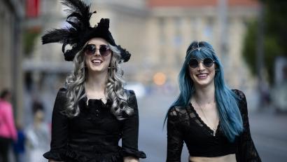 Archivbild: Alexander Prautzsch/dpa
Jährlich zu Pfingsten trifft sich seit 1992 die „schwarze Szene“ beim Musik- und Kulturfestival in Leipzig, dem "Wave-Gotik-Treffen". Jugendliche sieht man dort vergleichsweise eher selten.