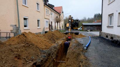 Bild: le
Der Flosser Kommunalbetrieb verlegt eine neue Hauptwasserleitung in Plankenhammer.