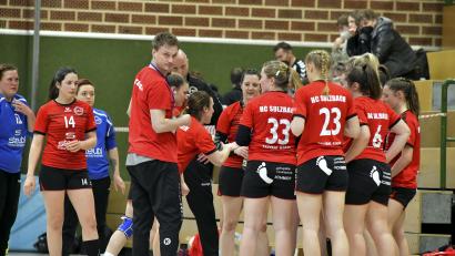 Archivbild: Hubert Ziegler
Die Handballerinnen des HC Sulzbach mit Trainer Martin Feldbauer erwarten den Zweitplatzierten TG Landshut.