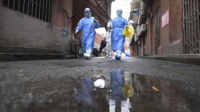 Symbolbild: Li He
Corona-Polizisten ziehen durch Shanghai.
