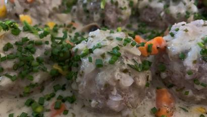 Bild: Michael Schiffer
Die Klößchen sind aus gemischtem Hackfleisch geformt und ziehen in der Gemüsecremesauce gar.
