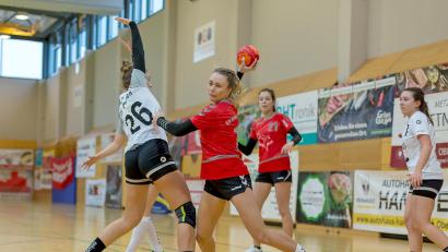 Archivbild: Guenter Uschold
Für die Handballerinnen des HV Oberviechtach (rote Trikots) geht es am Samstag in den "Meister-Play-offs" der Bezirksoberliga zum TV Altdorf.