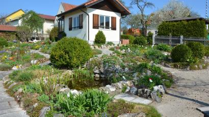 Archivbild: jr
Der Resl-Garten in Konnersreuth – hier ein Foto aus den vergangenen Jahren – ist ab 1. Mai wieder täglich geöffnet.