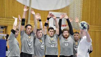 Archivbild: Hubert Ziegler
Hoch die Hände, es geht los am Wochenende: Im ersten Heimspiel der Abstiegsrunde erwartet die HG Amberg den TV Altdorf. Auf dem Bild (von links) Florian Andersch, Leonhard Schatz, Philipp Lulla, Bernhard Lehmeier, Sean Turner und Moritz Graf.