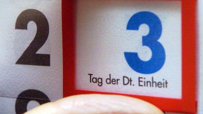 Symbolbild: Peer Grimm/dpa
Sollten Feiertage nachgeholt werden, wenn sie auf einen Sonntag fallen?