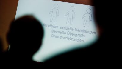Symbolbild: Julian Stratenschulte/dpa
Im Landkreis Tirschenreuth soll es zu sexuellen Übergriffe durch einen Jugendtrainer gekommen sein.