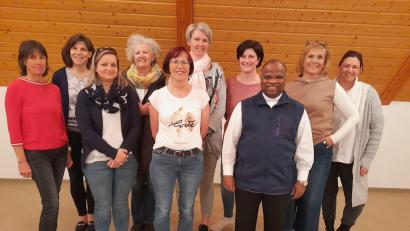Bild: jow
Der neue Pfarrgemeinderat der Pfarrei Lintach konstituiert sich (von links): Stefanie Bock, Brigitte Beer, Ramona Beyerlein, Brunhilde Ram, Margareta Meier, Saskia Ram-Höcherl, Tanja Wendl, Pfarrer Moses Gudapati, Waltraud Glöckner und Melanie Heil.