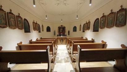 Bild: u
Blickfang des Kapelleninnenraumes, der auch ein neues Gestühl erhielt, ist der neue Volksaltar, über dem das renovierte Marienbild hängt. Die Kosten für die Innenausstattung des Gotteshauses tragen die Dorfbewohner, die sich bei der Sanierungsmaßnahme auch mit Arbeitsleistungen kräftig ins Zeug legten.