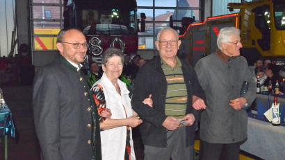 Bild: fjo
Gemeinsam schunkeln Pfarrer Georg Hartl (rechts), Bürgermeister Markus Bauriedl und Ehefrau Hannelore Balk (von links) an der Seite von Geburtstagskind Josef Balk zu den Klängen des Vereinsorchesters.