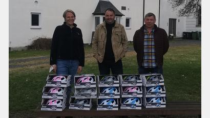 Bild: SKC Tirschenreuth/exb
Dieter Steinhauser und Thomas Haberkorn (von rechts) vom Kegelverein übergaben die Fahrradhelm an Nina Neumann vom Kinderschutzbund.