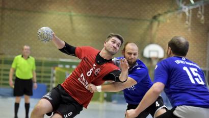 Archivbild: Hubert Ziegler
So richtig ins Zeug legen werden sich die Handballer des HC Sulzbach (links Jonas Rohrbach) in der am Samstag beginnenden Aufstiegsrunde der Bezirksoberliga. Erster Gegner ist die HSG Erlangen/Niederlindach, eine Woche später kommt dann Nachbar SG Auerbach/Pegnitz.