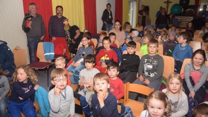 Bild: fz
Hermann Helgert und Hermann Papacek (stehend von links) begeistern die Kinder in Bechtsrieth mit dem Stück „Kasperl und die Kräuterfee“.