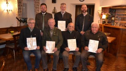 Bild: gi
Die beiden Vorsitzenden Christian Ertl (hinten, links) und Sascha Freymann (hinten, rechts) ehrten treue Mitglieder für 25-, 40-, 50-, 60-jährige Treue. Karl Eckl aus Moosbach (vorne, Zweiter von rechts) wurde sogar für 65 Jahre Mitgliedschaft ausgezeichnet. Hans-Peter Klünner (hinten, Mitte) führt bereits seit 45 Jahren die Vereinskasse.