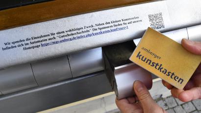 Bild: Petra Hartl
Kleine Schätze in hübschen Schächtelchen verspricht der Amberger Kunstkasten in der Schiffgasse. Der Erlös daraus kommt ausnahmslos einem guten Zweck zu.