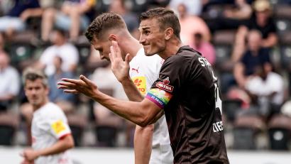 Bild: Axel Heimken/dpa
Kommt Jungs, gebt noch mal Gas! St. Paulis Philipp Ziereis feuert seine Mitspieler an. Für die Hamburger geht es auch wie für die Nürnberger am Freitagabend um viel.
