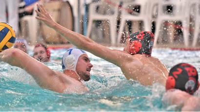 Bild: Büttner
Jakob Ströll (links) setzt zum Torwurf an: Die Wasserballer des SV Weiden treffen am Samstag auf den Dauerrivalen SV Würzburg.