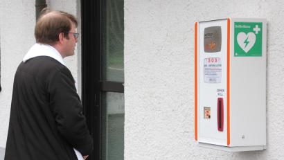 Bild: kro
Pfarrer Andreas Kraft segnete den Defibrillator am Sportheim des TSV Waldershof.